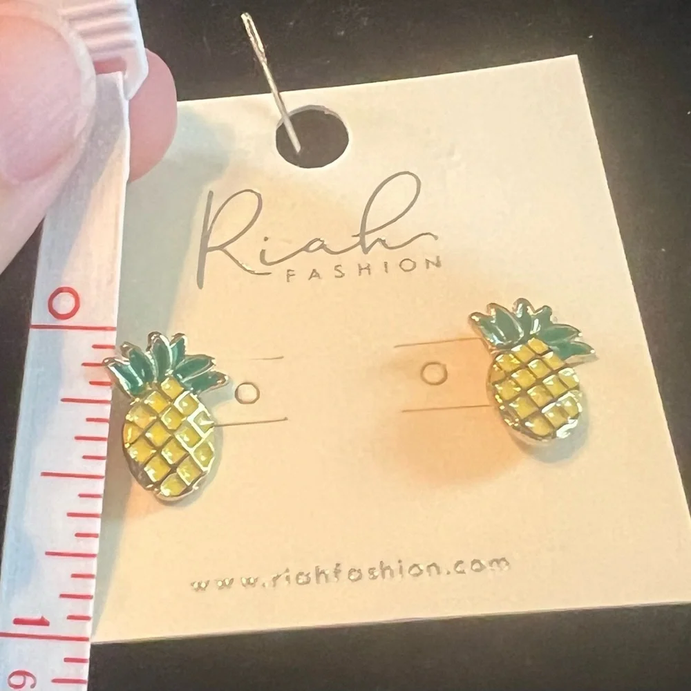 Riah Fashion Pineapple Earrings - Picture 3 of 3
